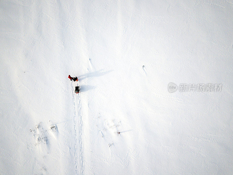 鸟瞰图家庭雪鞋户外行走在冬天