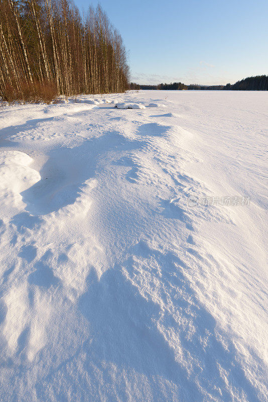 雪堆、风在雪面上雕刻出图案