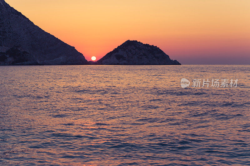 美丽的日落在海上。美丽的海景。迷人的海景。