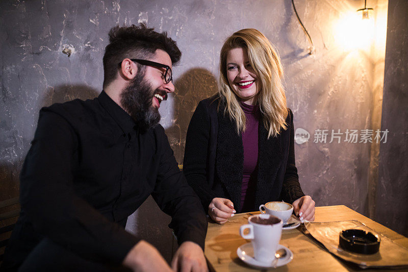 相爱的情侣坐在咖啡馆，喝着咖啡。