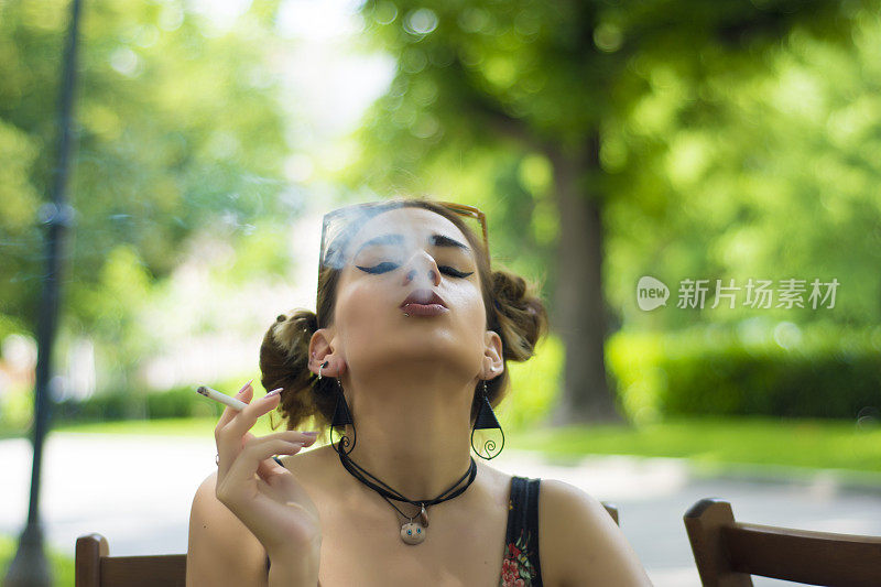 抽着烟的年轻时髦女人