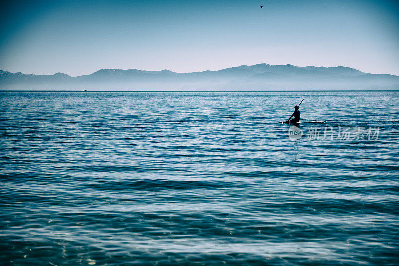 孩子独自在太浩湖