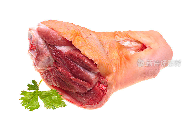 白色背景上的生猪肉(腿)