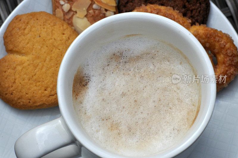 一杯热咖啡玛奇朵与各种饼干