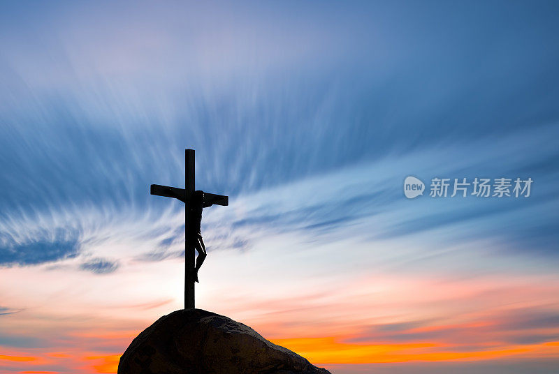耶稣基督在十字架上的日出背景