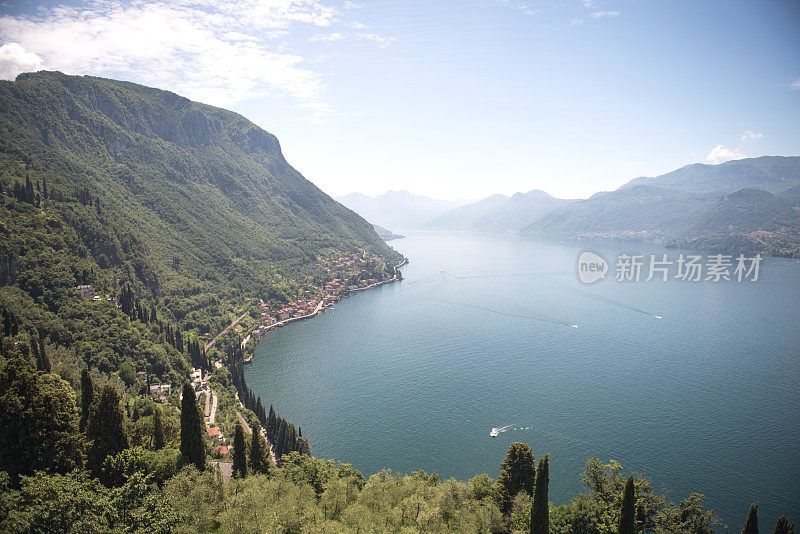 意大利科莫湖和山脉的全景