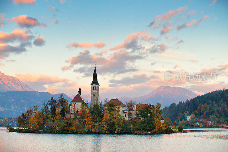 风景如画的斯洛文尼亚，流血的湖和城镇在晚上。