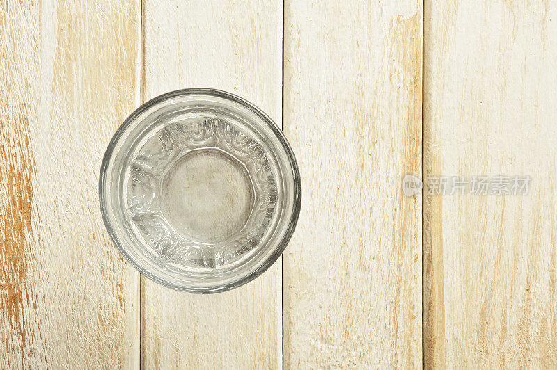 木桌上的一杯水