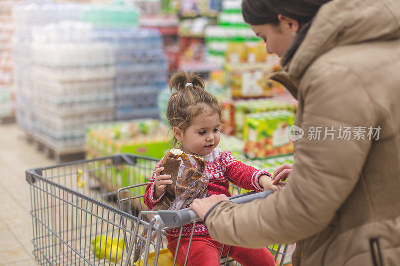 母亲和女婴在店里