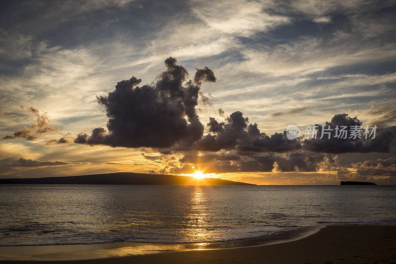毛伊岛大海滩上的热带日落。