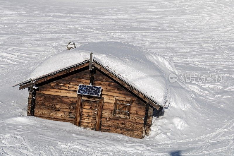 白雪覆盖的滑雪度假小屋