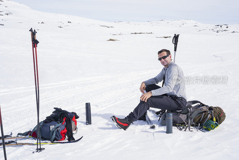 5月初，美丽的一天，一位卑诗滑雪运动员在挪威哈当厄飞机上休息
