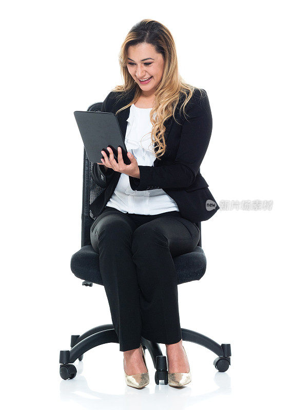 商业女性使用平板电脑