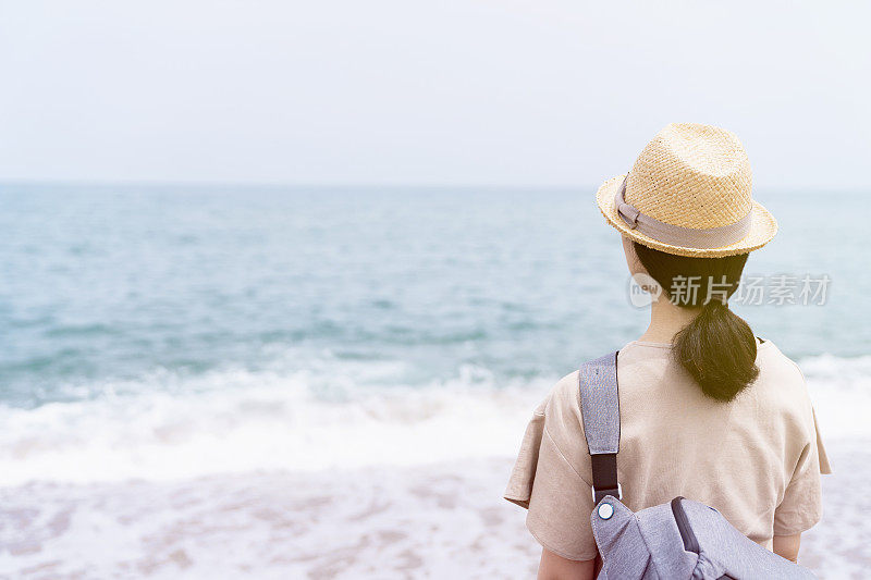 女游客正在鸟取县的海滩上看海