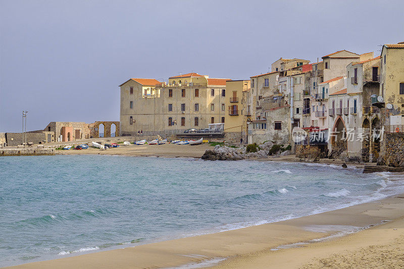 Cefalù，西西里岛北部海岸的一个城市，面朝第勒尼安海，因其历史和广阔的海滩而成为该地区的主要旅游景点之一(意大利)