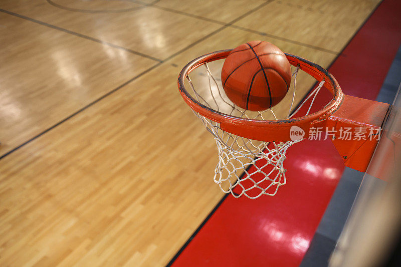 篮球进入篮框头顶上的篮球篮框球掉进篮球篮框