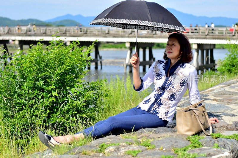 日本女子在京都岚山河畔放松