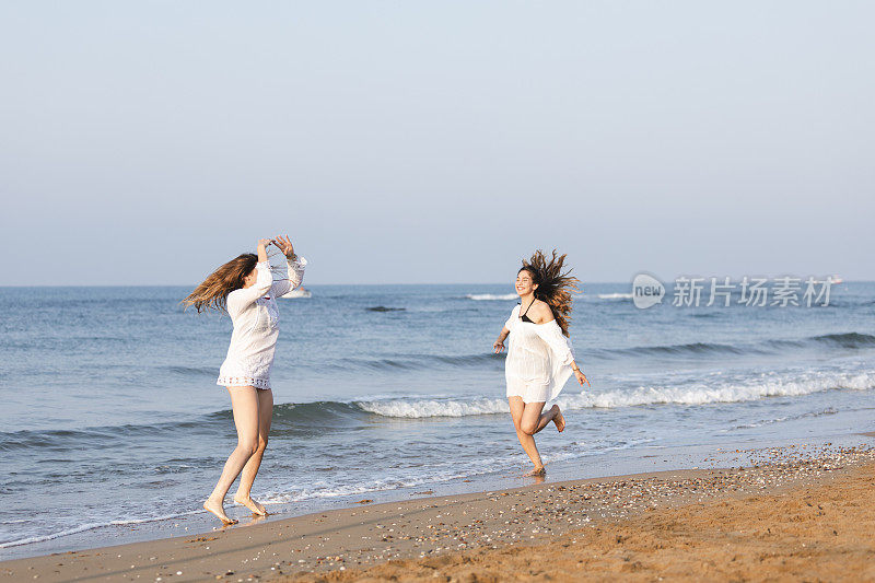 快乐的女人奔向海滩