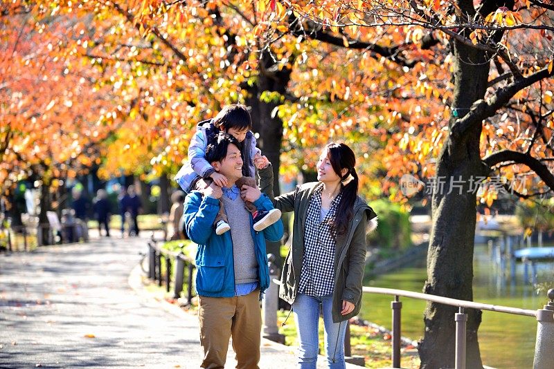 日本家庭在上野秋色公园放松