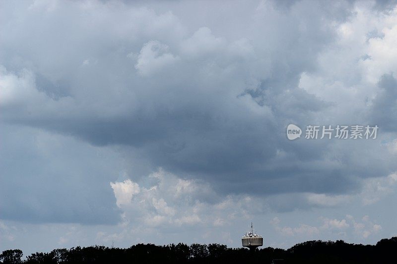 夏天，贝尔格莱德上空的白云与飞机