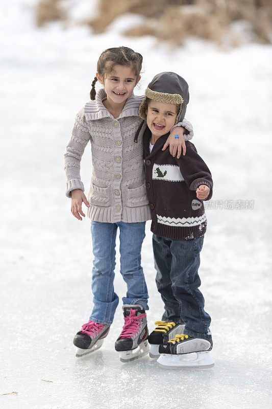 哥哥和妹妹一起在外面滑冰
