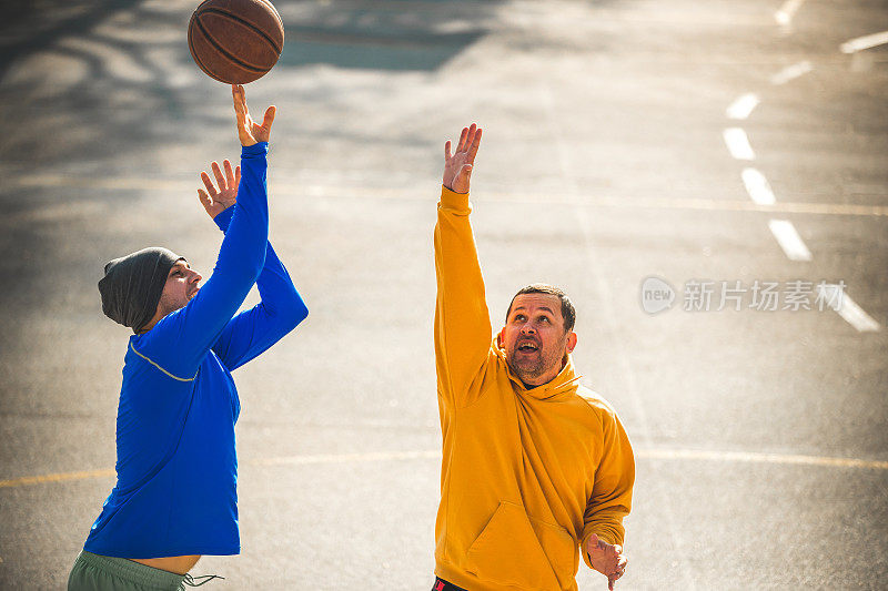 两个成年人打篮球