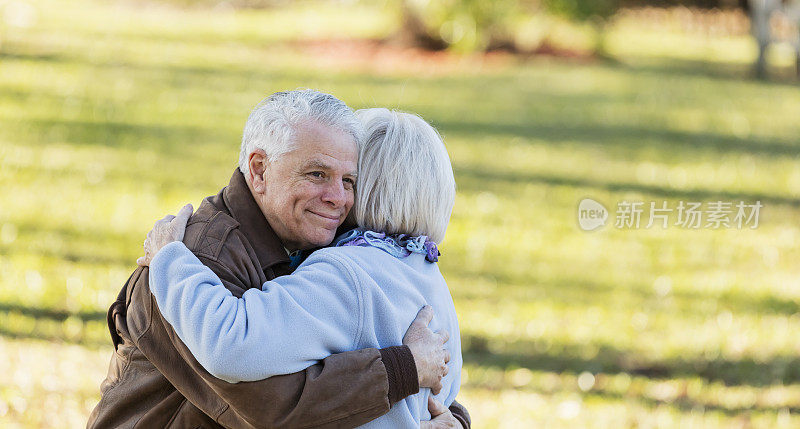 老年夫妇在户外拥抱