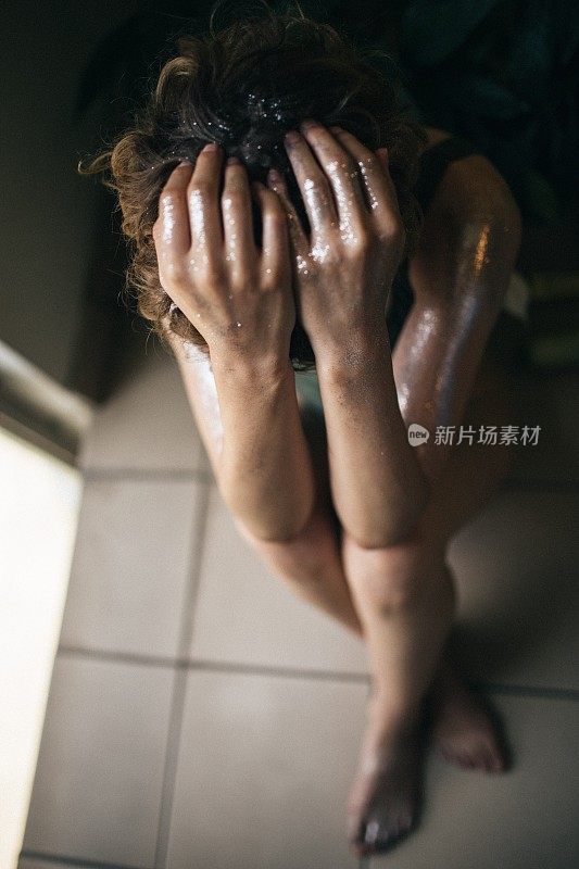 这个女人浑身都是亮闪闪的东西