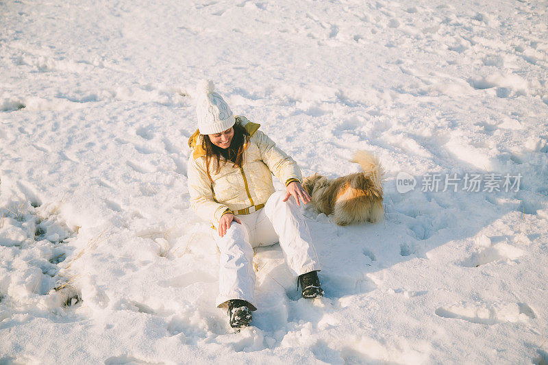 爱玩的女人和狗