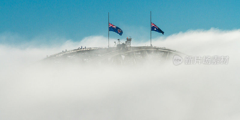 大桥和雾-悉尼海港大桥从晨雾中探出头来
