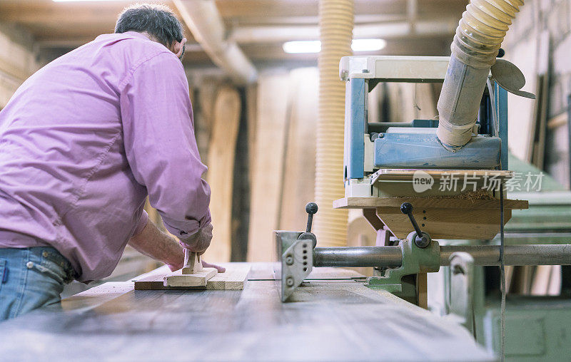60岁的老人，木匠，在小家具厂用商用圆锯机工作