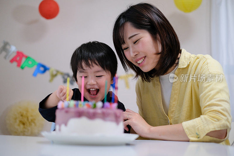 母亲在家为儿子庆祝生日