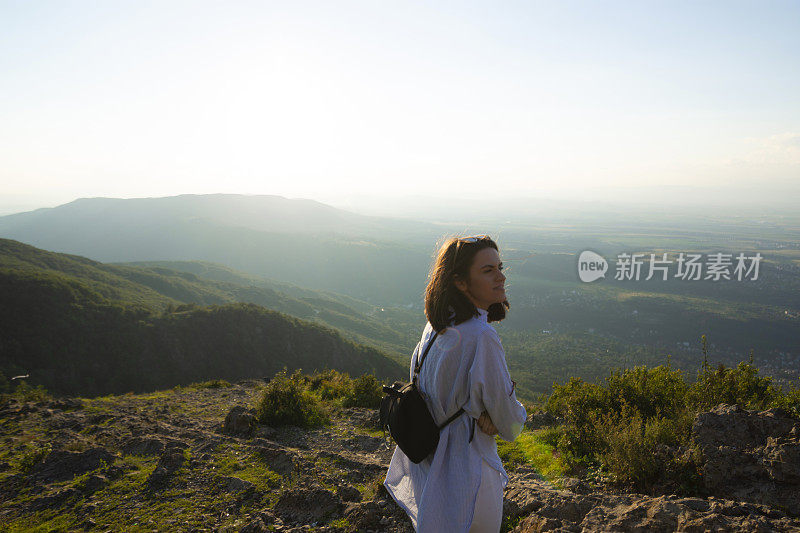 少妇在山峰峭壁上