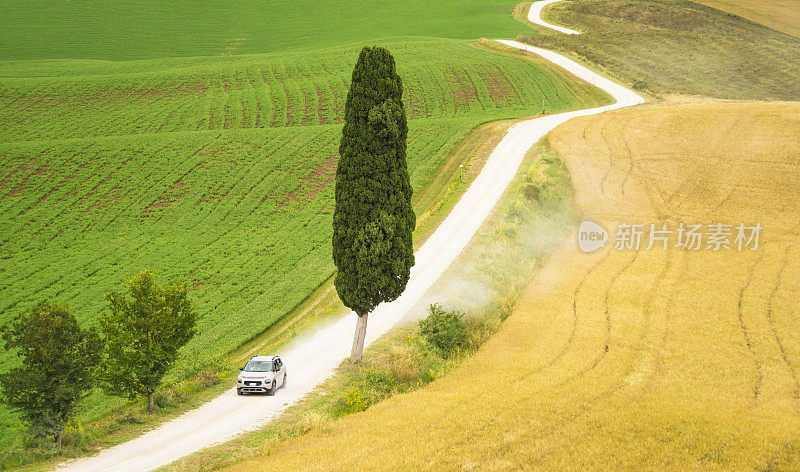 托斯卡纳风景与汽车和托斯卡纳柏树在意大利，欧洲