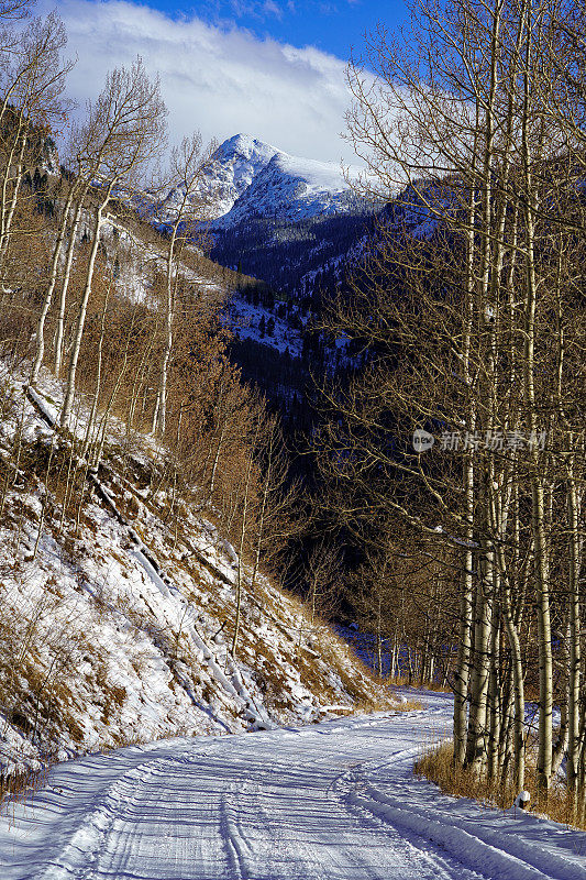 雪道和山在日落景观