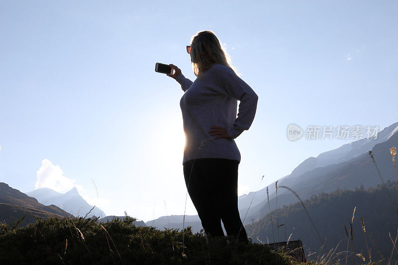 女人用智能手机自拍