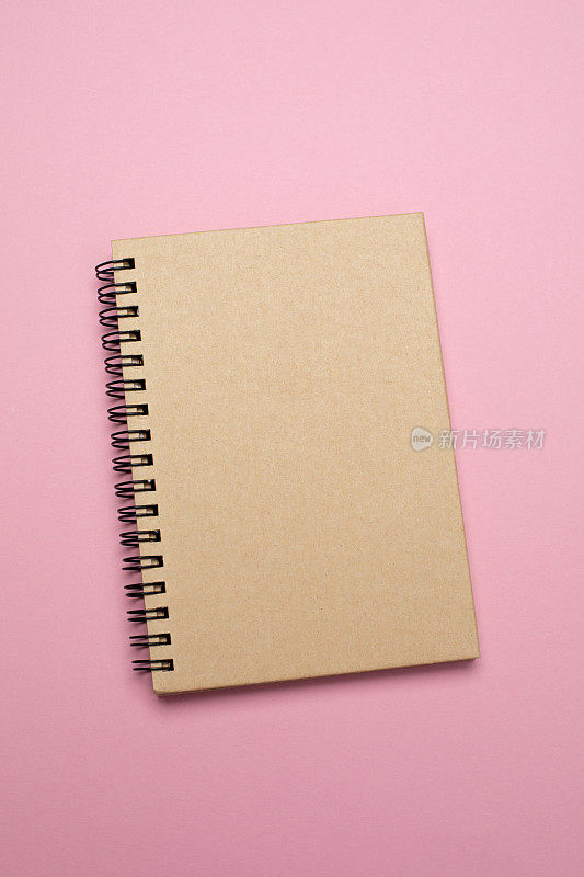 粉红色背景的笔记本