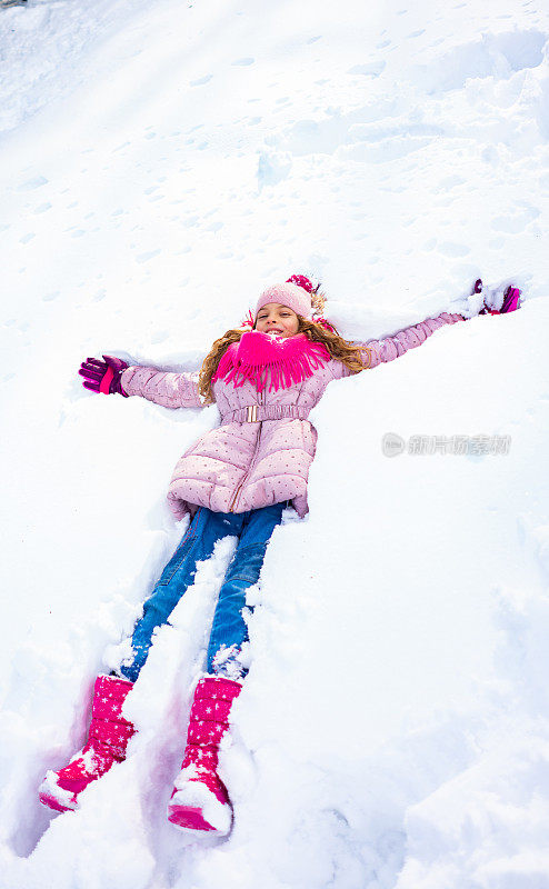 可爱的女孩做雪天使