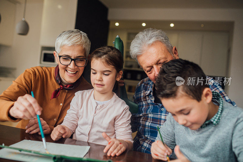 爷爷奶奶和孩子们在给飞机上色