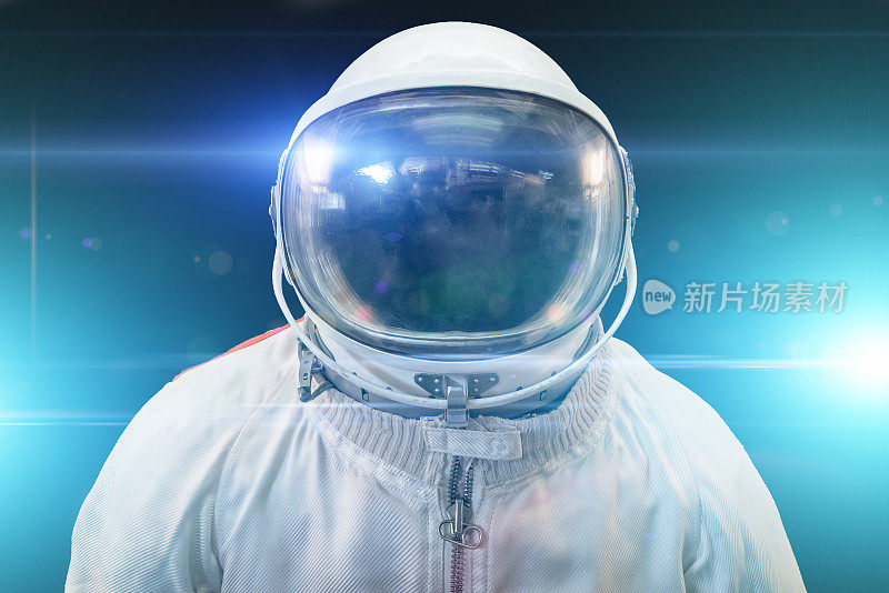 宇航员或宇航员或宇航员的宇航服和带有蓝光效果的头盔