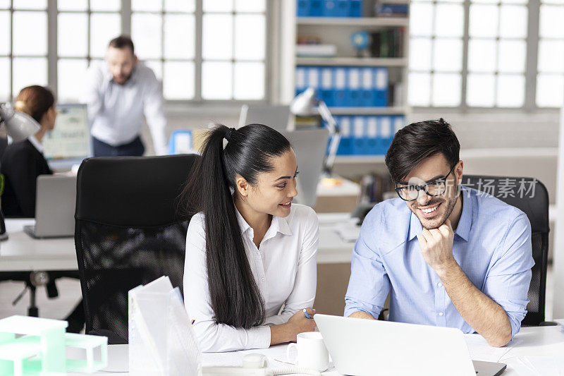 商务人士在工作场所讨论想法