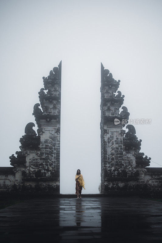 穿着传统服装的妇女去巴厘岛的寺庙