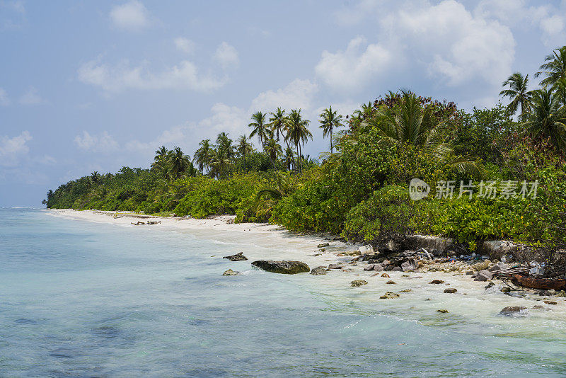 马尔代夫卡福环礁的迪古拉岛的海岸线和海滩
