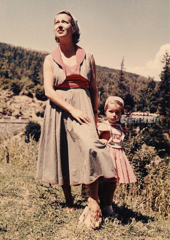 母女俩在山上度假，1952年的白云石阿尔卑斯山