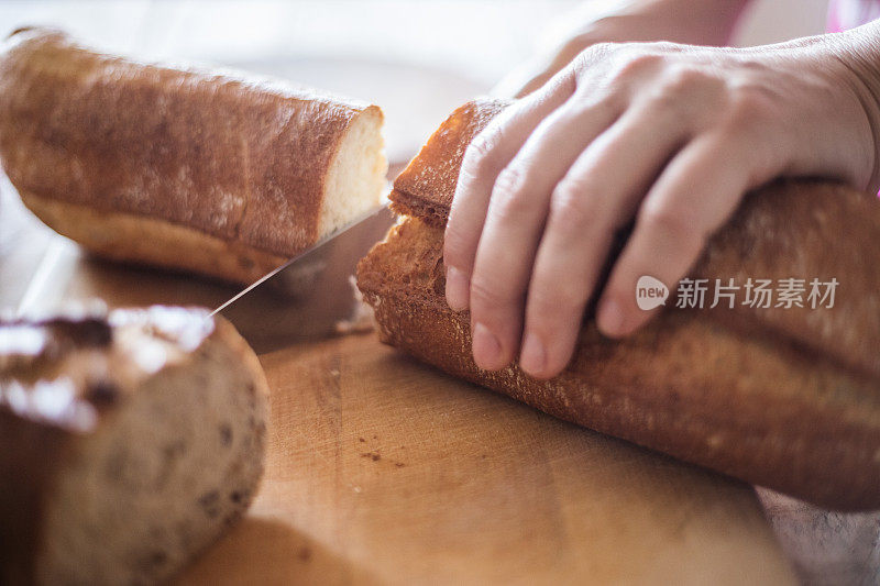 在砧板上切的面包，特写