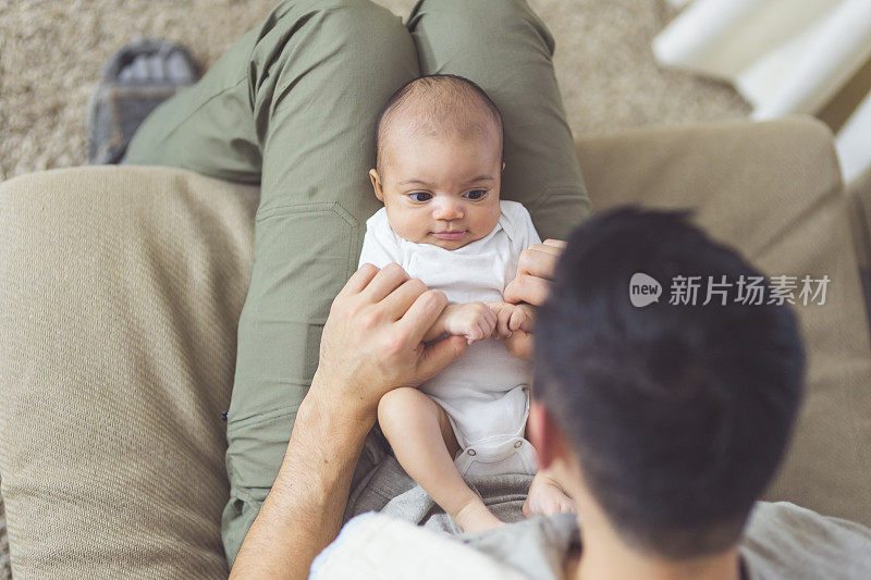 新爸爸抱着他的女儿