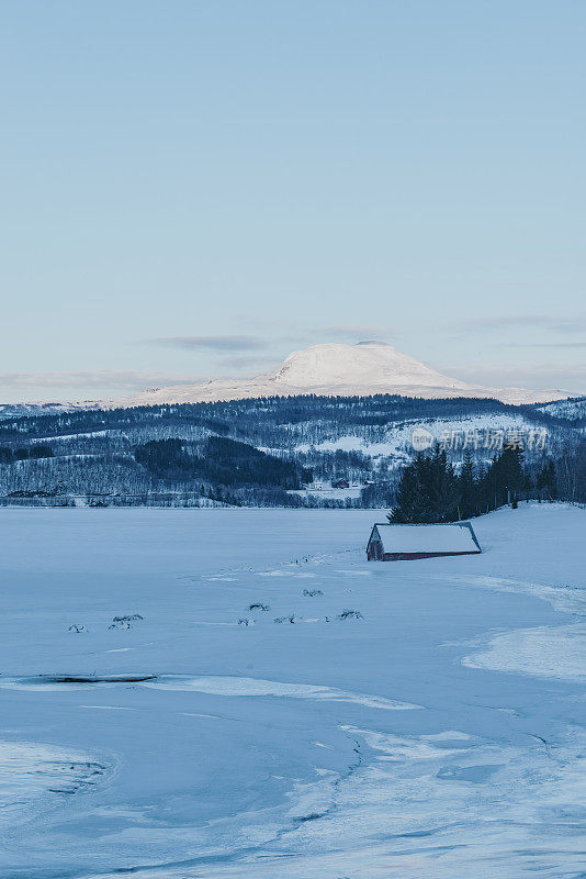 冬天，挪威人在挪威北部峡湾岸边的棚屋。