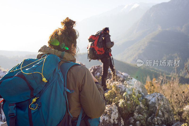 登山的年轻夫妇