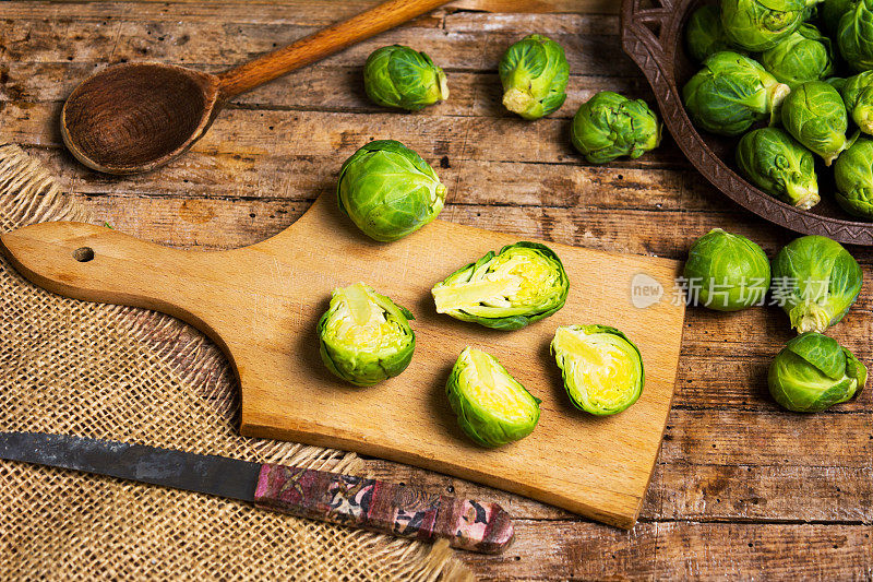 抱子甘蓝在切菜板上发芽