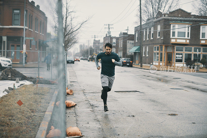 雨中奔跑